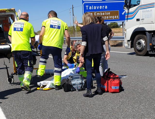 Trasladado a Toledo en estado grave el hombre atropellado en la A5, en Cazalegas