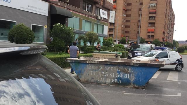 La Policía Nacional en el exterior de la vivienda situada en la avenida Juan Carlos I 