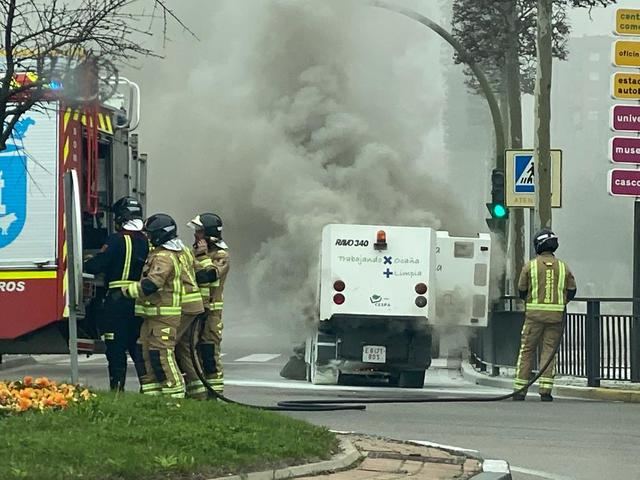 Incendio de una barredora del servicio de limpieza en Talavera (fotos)