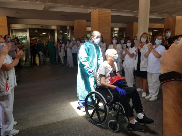 VIDEO | El 'míster' Vicente Cuesta recibe el alta hospitalaria en Talavera, EMOCIONANTE