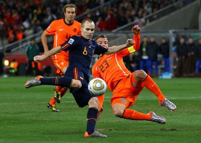 Iniesta disparando a gol en la final frente a Holanda. Fuimos campeones del mundo