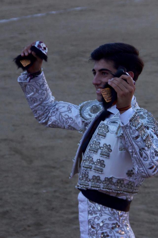 Guillermo con las dos orejas cortadadas a uno de sus "enemigos"