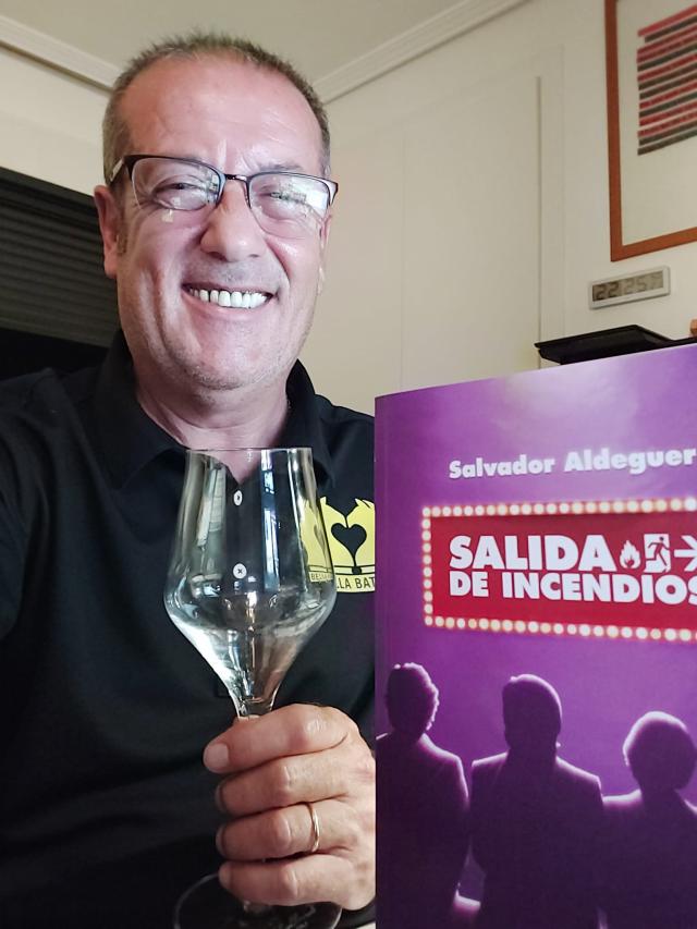 Pachi Aldeguer junto a su nuevo libro "Salida de incendios"