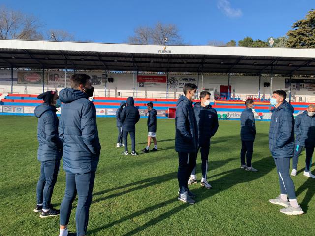 Los jugadores del Talavera inspeccionan el césped 