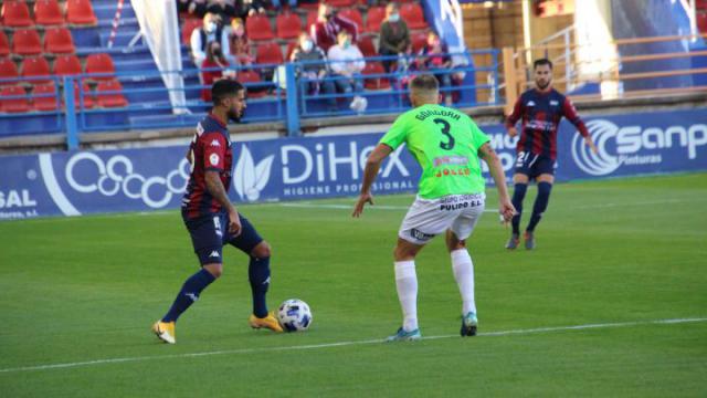 Góngora trata de obstaculizar a un jugador del Extremadura en el partido del Francisco de la Hera del 22 de noviembre de 2020.