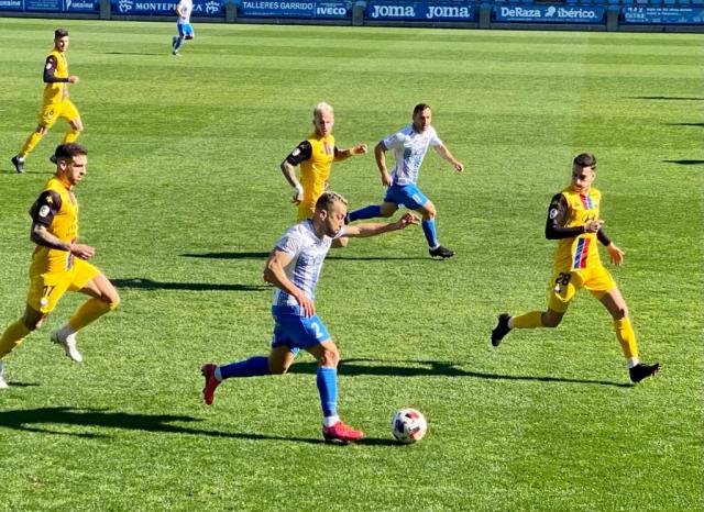 FÚTBOL | Los despistes defensivos de todos deciden las tablas