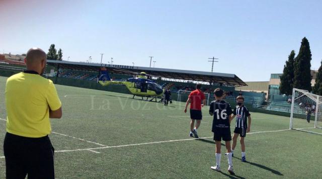 Obligan a parar un partido de fútbol por el aterrizaje de un helicóptero médico