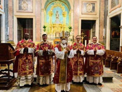 Héctor Jesús Rodríguez celebra su primera misa en la Basílica de Talavera