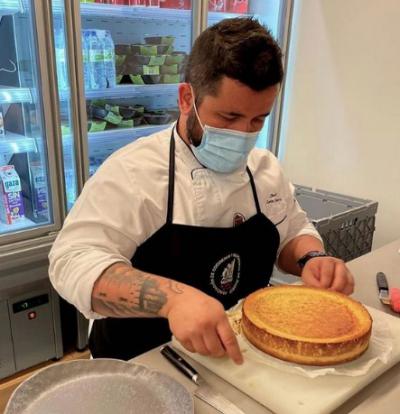 El chef talaverano Carlos Sierra premiado gracias a su espectacular tarta de queso