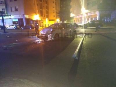 Un vehículo choca contra una farola en una avenida de Talavera