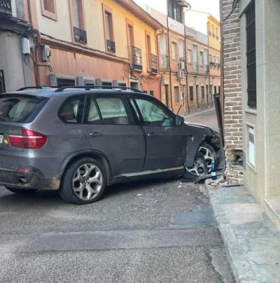 Dos heridos leves tras chocar su vehículo contra una vivienda