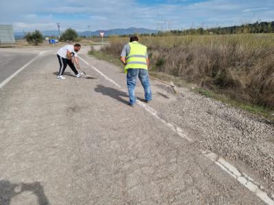 La caída de grava desde un camión provoca alteraciones en el tráfico