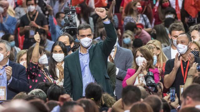 El presidente del Gobierno, Pedro Sánchez, en la clausura del 40º congreso federal del partido, en la Feria de Valencia, este domingo. FOTO/MÒNICA TORRES