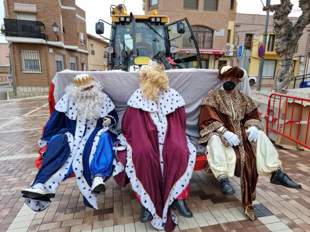 Los Reyes Magos llegan en retroexcavadora a la cabalgata