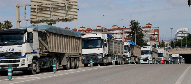 Los transportistas convocan una huelga 'indefinida' en plena escalada del combustible