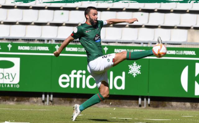 El CF Talavera sale de Ferrol con una vida menos