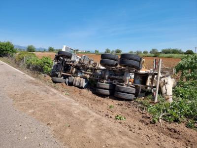 Vuelca una hormigonera muy cerca de la entrada de Cazalegas