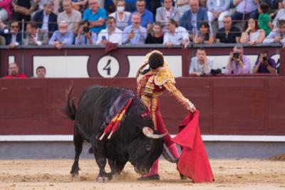 Tomás Rufo se libra de la cornada y se lleva una oreja