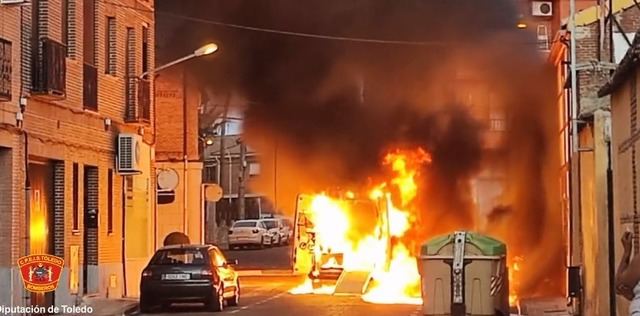 Un ambulancia provoca un increíble incendio en Fuensalida