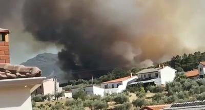 El incendio de Sevilleja de la Jara obliga a evacuar Las Hunfrías y confinar Robledo del Mazo y Navaltoril