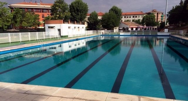 Trasladan al hospital a un hombre tras quedar inconsciente en una piscina municipal