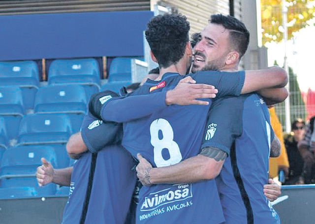 Abrazos madrileños para felicitar al bigoleador Juanma Marrero en uno de sus goles