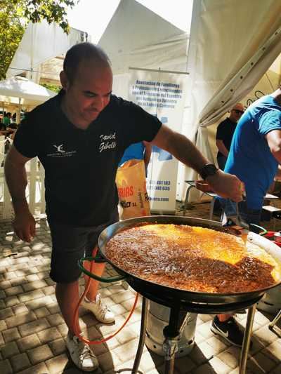 Éxito rotundo de la fideuá solidaria del chef talaverano David Gibello