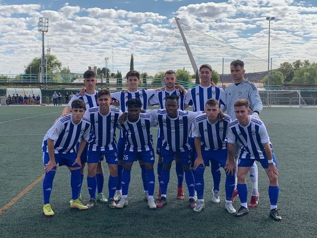 Formación del Talavera B y foto del trío con los capitanes. Alegría blanquiazul tras el primer gol