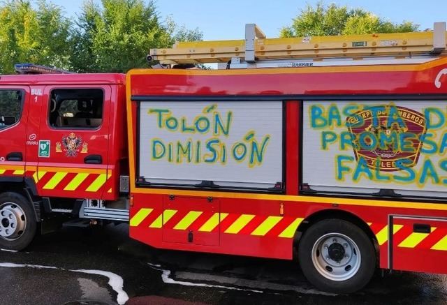 Los camiones de bomberos de Toledo aparecen llenos de pintadas