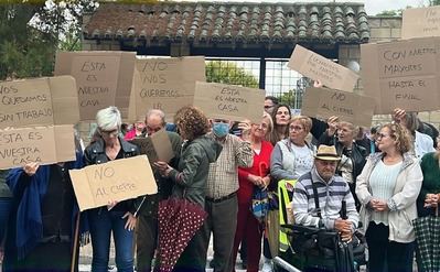 La Calzada de Oropesa se manifiesta contra el cierre de su residencia de mayores