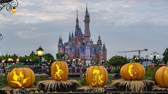 China cierra Disney Shanghái y deja encerrados a los visitantes