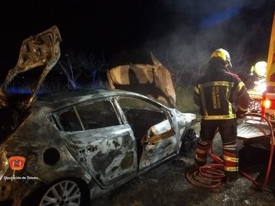 Arde un vehículo en el término municipal de Cebolla