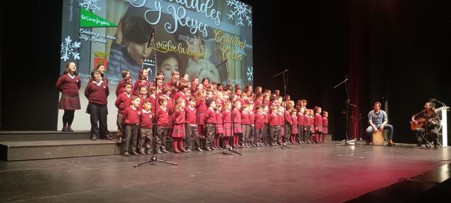 Los escolares llenan de música y ambiente navideño el Teatro Palenque