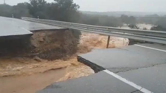 Las fuertes lluvias provocan un gran boquete en una carretera de Extremadura