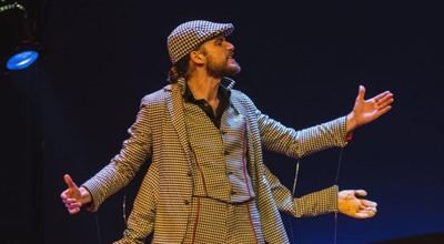 Éxito de Ron Lalá en el Teatro Pavón con Luis Retana como “nuevo marciano” en ‘Villa y Marte’