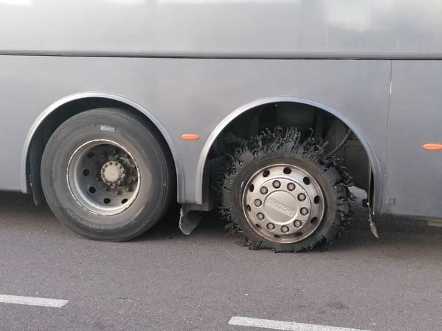 Revienta un neumático del autobús que cubre la línea Toledo-Talavera