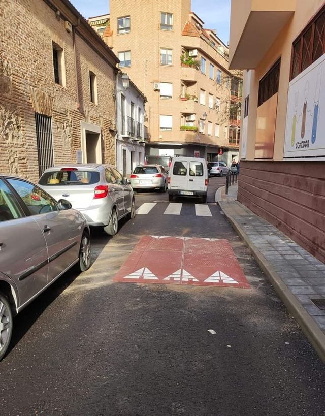 Instalan un nuevo resalto a petición del colegio Juan Ramón Jiménez, el AMPA y los vecinos