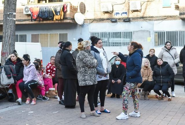 Familiares y vecinos de Ángel, el menor de los dos primos fallecidos (Foto: EP)