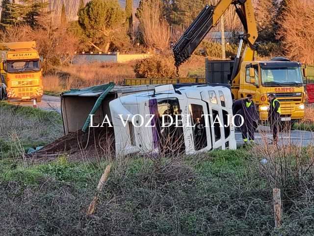 Un camionero resulta herido leve tras una salida de vía en el término municipal de Pepino