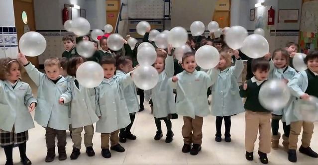 Los alumnos del Colegio Ruiz de Luna celebran el Día de la Paz