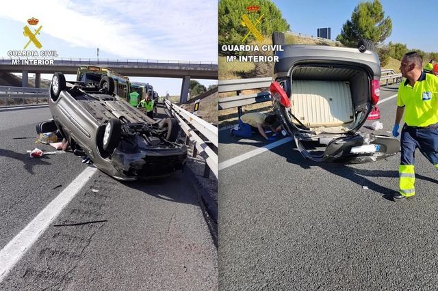 Dos ancianos quedan atrapados dentro de su vehículo tras sufrir un accidente