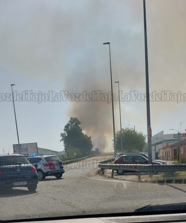 Seis medios y 19 personas luchan para extinguir un incendio en Talavera