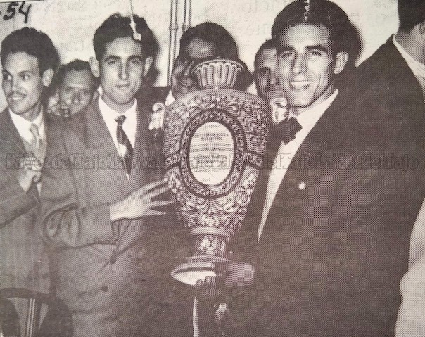 Teo posa junto a Bahamontes, sosteniendo ambos el trofeo que como homenaje se entregó a Federico en Talavera.