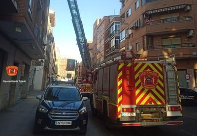 Los bomberos abren una puerta desde un vehículo de altura en Talavera