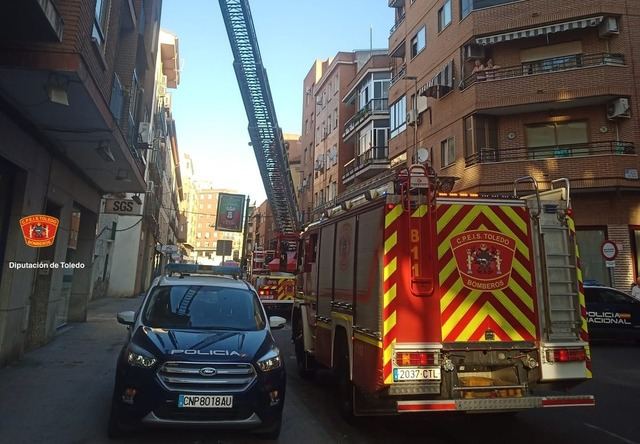 Los bomberos abren una puerta desde un vehículo de altura en Talavera