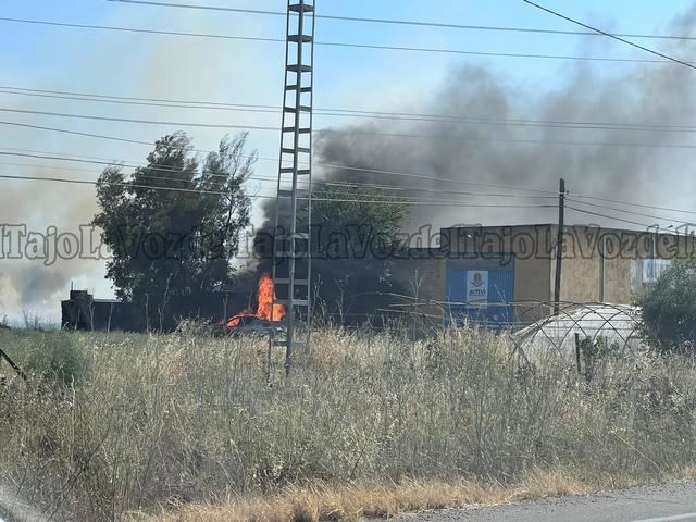 Los bomberos luchan contra un incendio de rastrojos en Talavera La Nueva