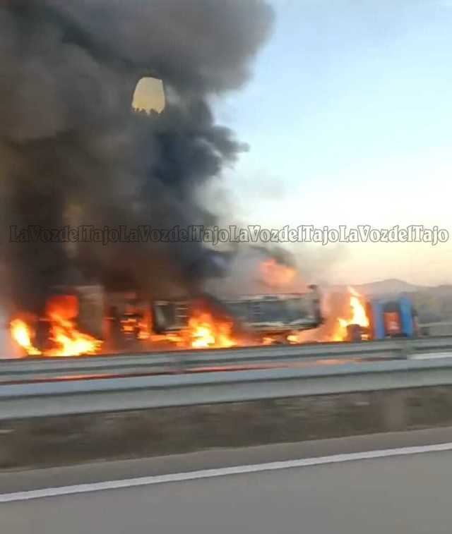 Atascos kilométricos en la A-5 tras el incendio de un camión