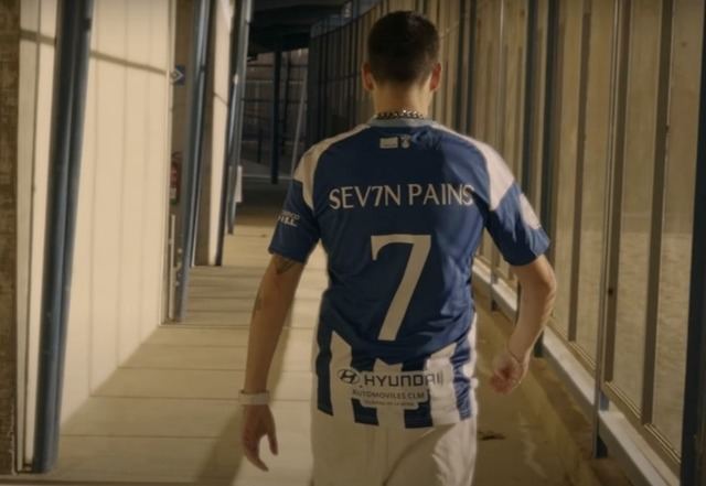 El campo de fútbol El Prado se convierte en el escenario del nuevo videoclip de SEV7N PAINS