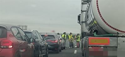 Continúan las protestas de agricultores y ganaderos en la A-5