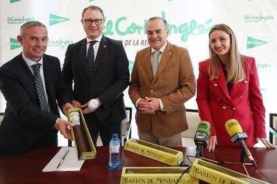 El Corte Inglés y el Ayuntamiento intercambian bastones de Mondas